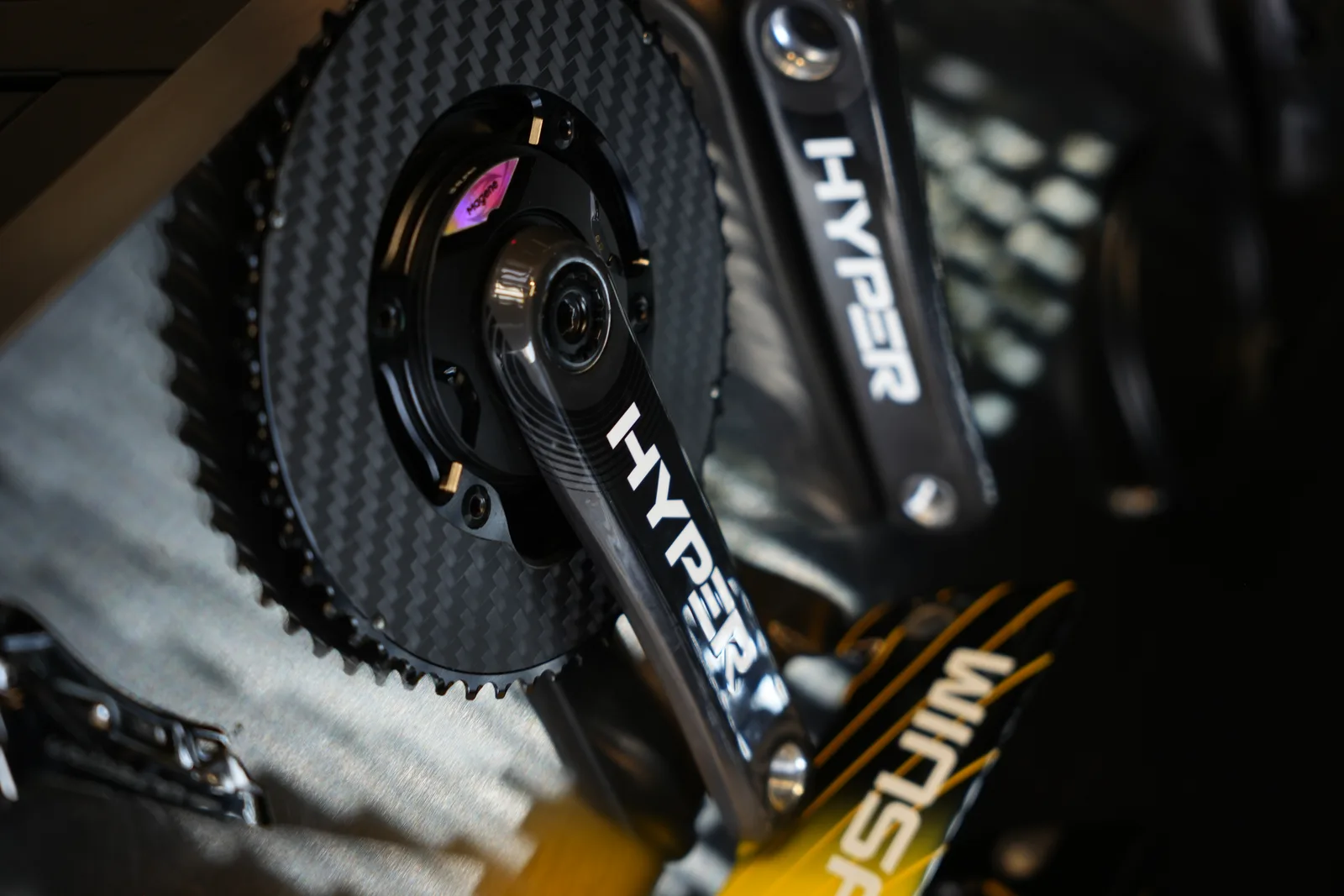 Gros plan sur le pédalier carbone Winspace Hyper monté sur un vélo M6