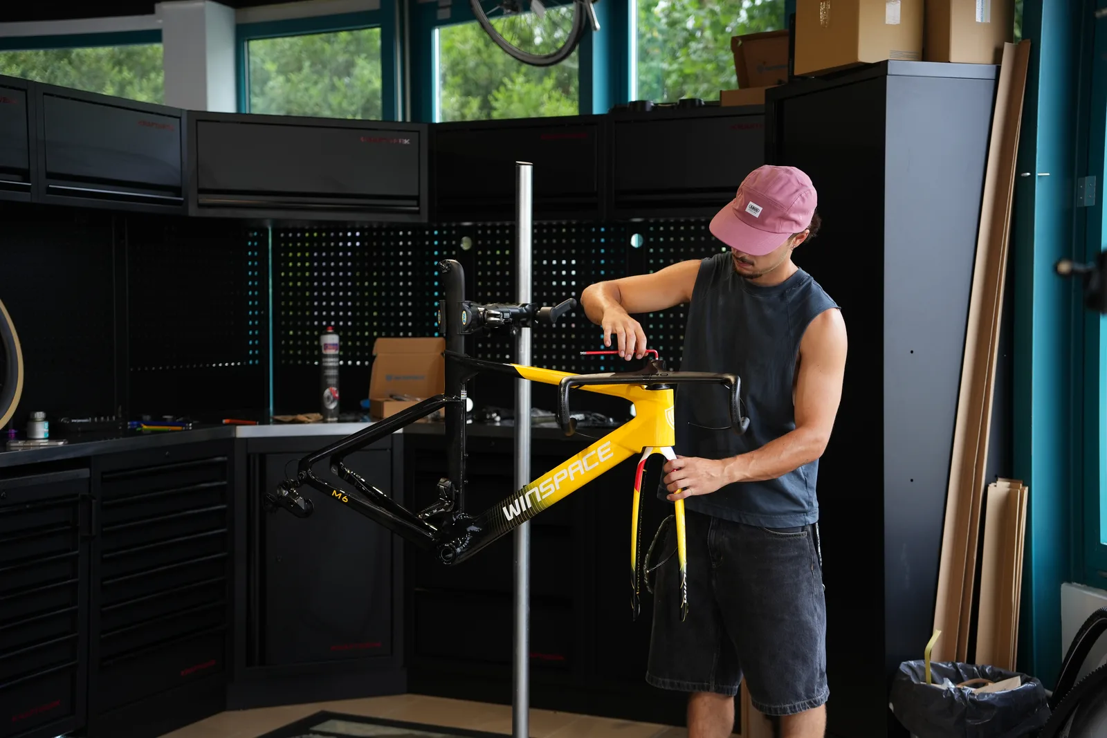 Montage d'un cadre de vélo de route Winspace M6 aux couleurs du Tour de France dans l'atelier Cycles Dotti