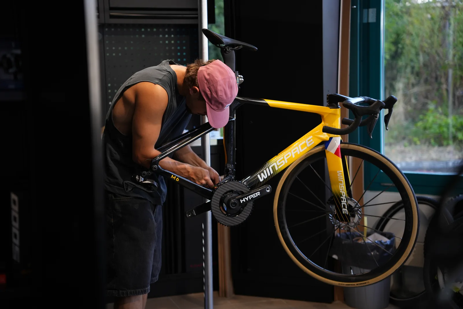 Réglage du jeu de direction d'un vélo de route aéro Winspace M6 à l'atelier Cycles Dotti à Morges